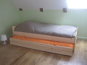 4 bedrooms, iron/ironing board, free WiFi, bed sheets - House, charming cottage in the Cantal (Bassignac)