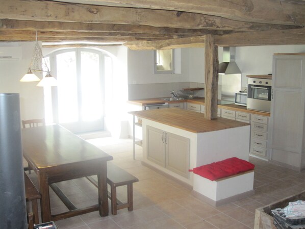 Fridge, microwave, oven, stovetop - House, charming cottage in the Cantal (Bassignac)