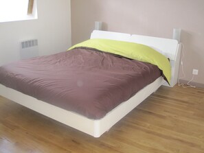 4 bedrooms, iron/ironing board, free WiFi, bed sheets
