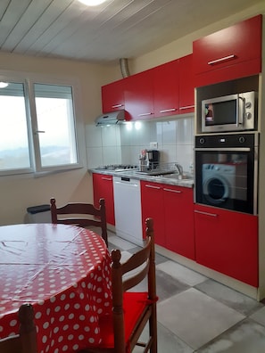 Kjøleskap, mikrobølgeovn, ovn og kokeplater