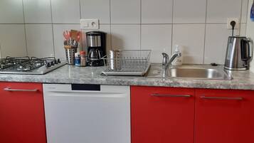 Een koelkast, een microgolfoven, een oven, een kookplaat