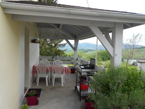 Outdoor dining - Farm cottage at the foot of the mountain. (Arette)