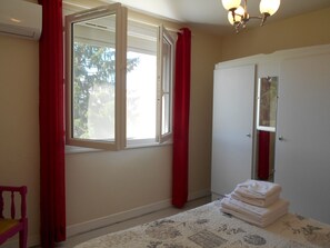 2 bedrooms, iron/ironing board, free WiFi, bed sheets - Farm cottage at the foot of the mountain. (Arette)