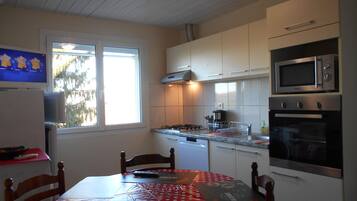 Een koelkast, een magnetron, een oven, een kookplaat