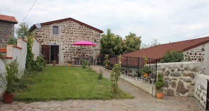 45 m2 self-catering cottage for 2 people in the Parc des Volcans d'Auvergne