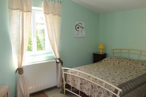 3 bedrooms, iron/ironing board, free WiFi, bed sheets