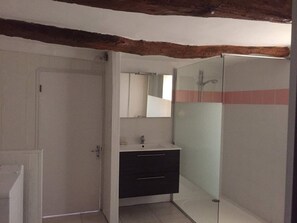 Dusche, Haartrockner, Handtücher