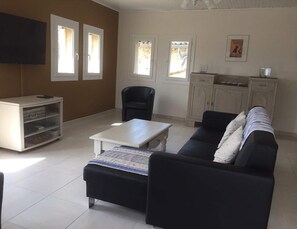 Een televisie, een dvd-speler en boeken