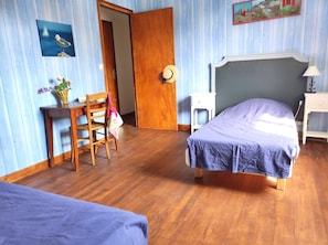 4 bedrooms, iron/ironing board, WiFi