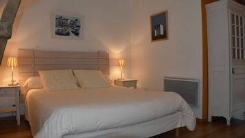 3 slaapkamers, een strijkplank/strijkijzer, reisbedje, wifi