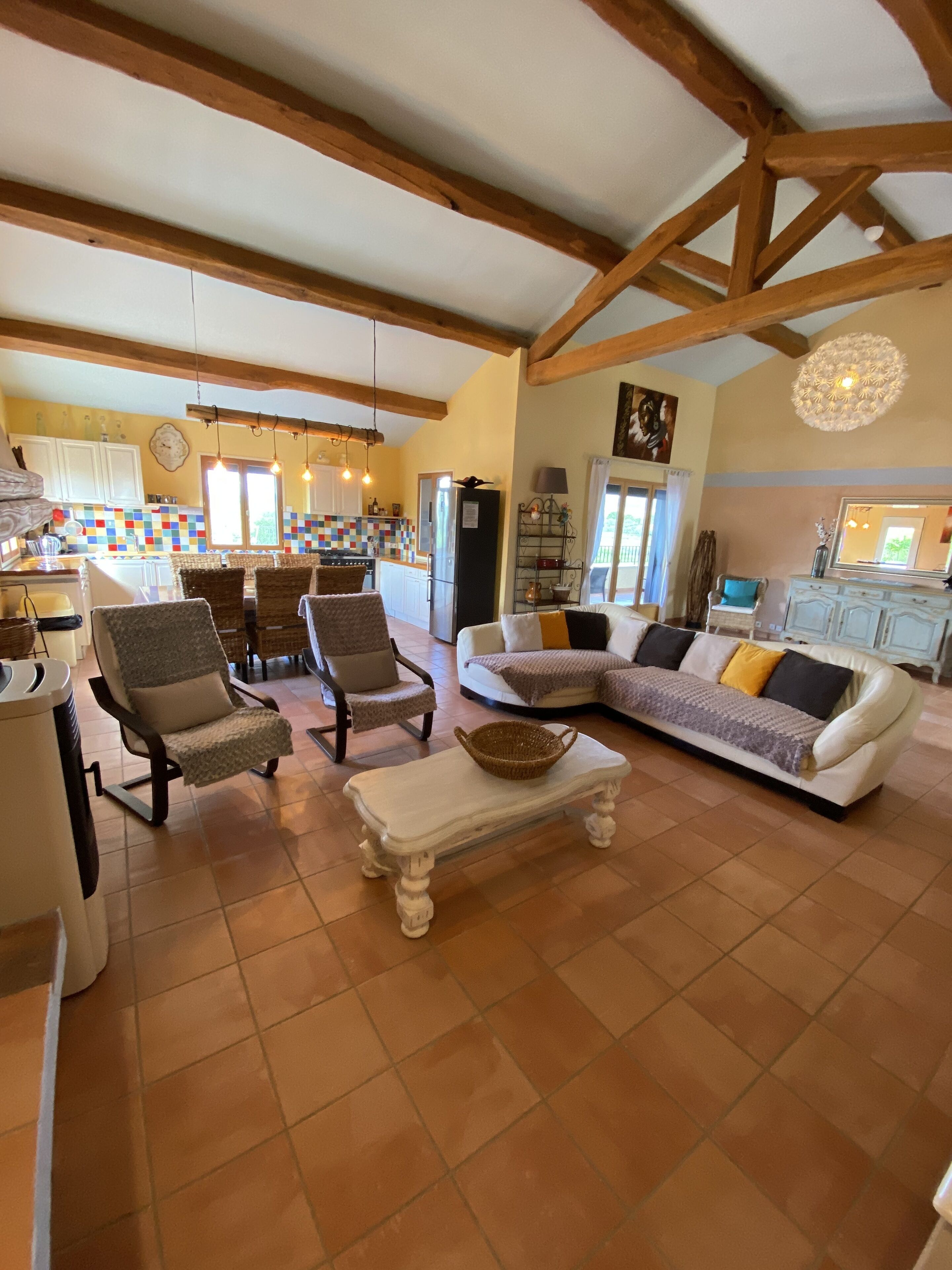 Fernseher, Tischtennisplatte, Bücher