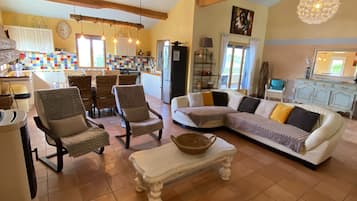 Fernseher, Tischtennisplatte, Bücher