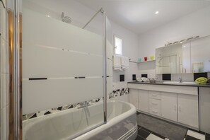 Bathtub, hair dryer - Cosy house, panoramic 360° view, private pool, 3 bedrooms, South Ardèche (ROSIÈRES)
