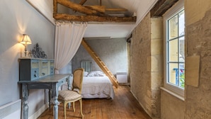 A bedroom with a loft bed, a wooden desk, a chair, and a window. - 18th century stone house in the heart of the D-Day landing beaches  (Ver-Sur-Mer)