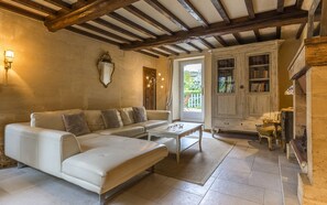 TV, peis, DVD-spiller og bøker