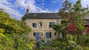 A stone house with multiple windows and a garden. - 18th century stone house in the heart of the D-Day landing beaches  (Ver-Sur-Mer)