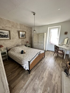 6 soverom, skrivebord, strykejern/-brett og reiseseng for barn