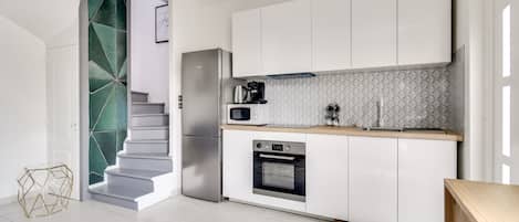 電子レンジ、オーブン、コーヒー / ティーメーカー、調理器具と食器