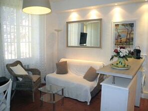 Interior - Air-conditioned 3-room apartment, historic town center, 200m from the beach (Cannes)
