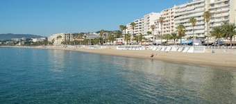 Air-conditioned 3-room apartment, historic town center, 200m from the beach