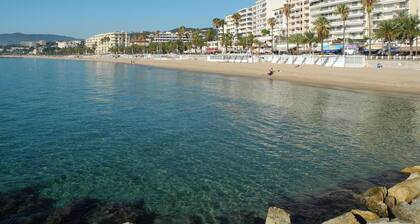 3 piÚces, climatisé, centre ville historique trÚs calme, proche plage et Palais