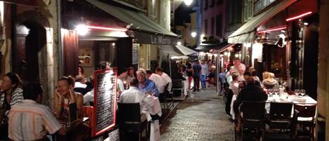 Un carrer empedrat i estret, amb terrasses i zones d'esbarjo de diferents cafeteries i restaurants.
