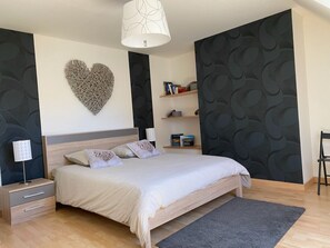 5 Schlafzimmer, Bügeleisen/Bügelbrett, Reisekinderbett, WLAN