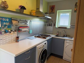 KĂŒhlschrank, Mikrowelle, Ofen, Herdplatte