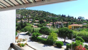 A residential area with houses, trees, and a clear sky. - Le Lavandou, La Fossette appt 2/4 pers. beach at 150m. (Le Lavandou)