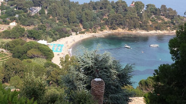 A coastal area with a beach, boats, and dense greenery. - Le Lavandou, La Fossette appt 2/4 pers. beach at 150m. (Le Lavandou)