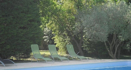 GĂźte *** unique en campagne proche d'Arles , piscine privative sans vis Ă vis