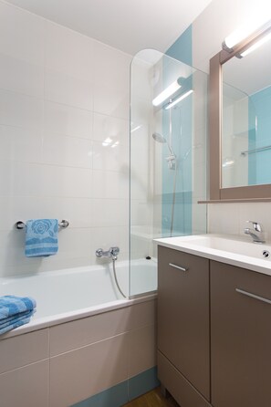 Bathtub, hair dryer, towels - CANNES SUQUET FILM FESTIVALS PALAIS, CROISETTE , BEACHES AT 50M + TERRACE & POOL (Cannes)