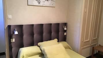 3 dormitoris, planxa i posts de planxar i un bressol de viatge