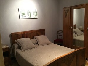 3 bedrooms, iron/ironing board, travel cot