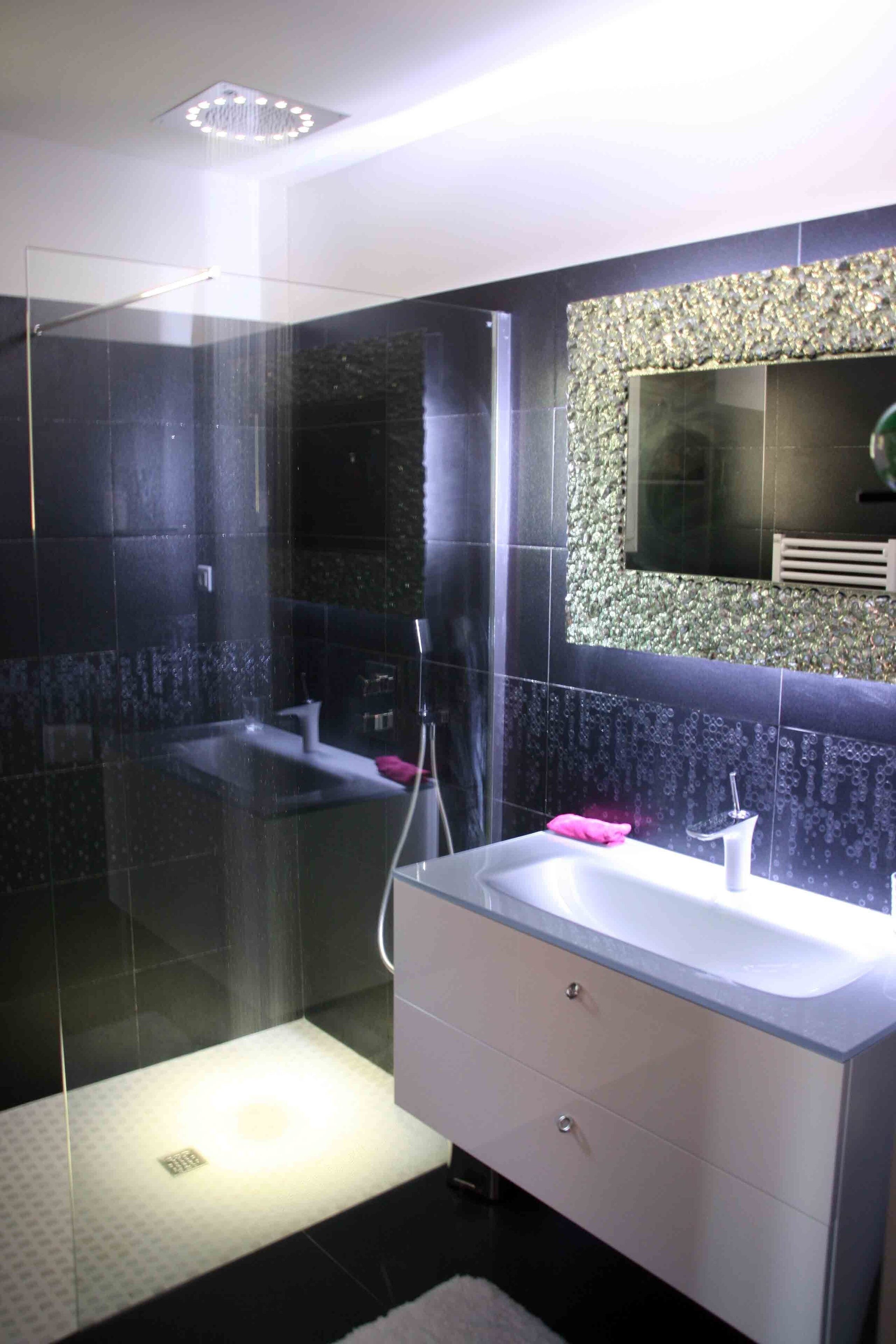 Douche, sèche-cheveux, serviettes fournies, savon