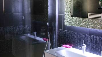 Douche, sĂšche-cheveux, serviettes fournies, savon