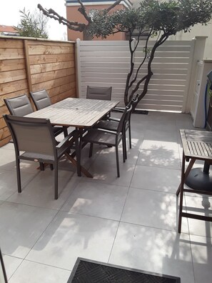 Outdoor dining - beach house (Frontignan)