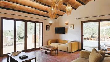 Een smart-tv en een tafeltennistafel