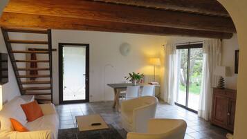 Televisie, een tafeltennistafel en boeken