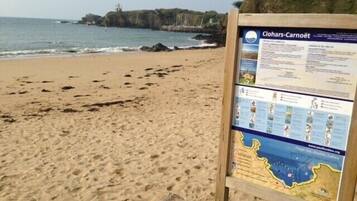 Ubicación cercana a la playa y tumbonas
