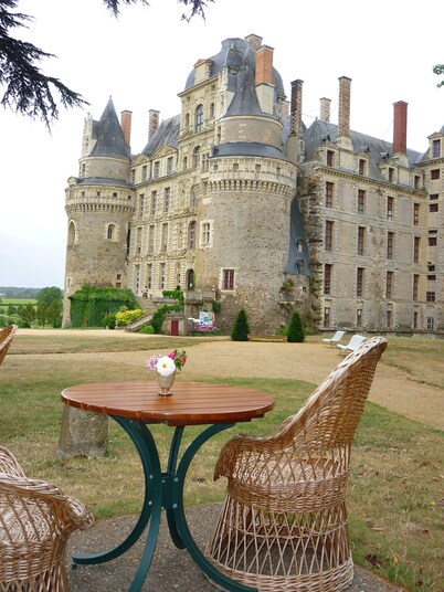 Private, quiet accommodation in architect-designed house with pool, spa, private garden