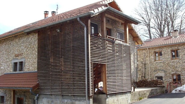 A stone building with a sloped roof, a wooden balcony, and a chimney. - Cottage in the heart of the Vercors national park, sleeps 11, fully equipped (Saint-Martin-En-Vercors)