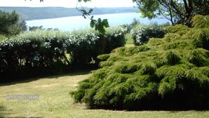 A natural landscape with a body of water, grassy areas, and dense shrubbery. - Holiday cottage near the sea that can accommodate 11 people (Argol)