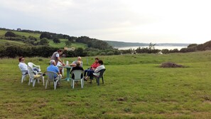 Outdoor dining - Holiday cottage near the sea that can accommodate 11 people (Argol)