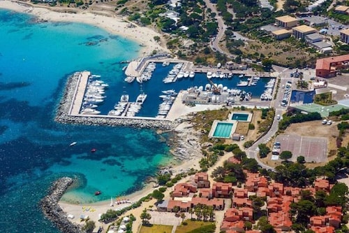 Appt vue sur mer 700m.de la plage , a Lumio dans la Marina de Sant Ambroggio 