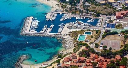 Appt vue sur mer 700m.de la plage , a Lumio dans la Marina de Sant Ambroggio