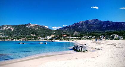 Appt vue sur mer 700m.de la plage , a Lumio dans la Marina de Sant Ambroggio
