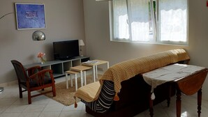 A living room with a sofa, TV, and a dining area. - Appt House 72M² 2/4 persons 50m SEA BEACH (Châtelaillon-Plage)