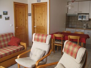 Televisión, reproductor de DVD y libros 