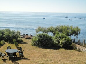 Outdoor dining - Exceptional sea and island view. A haven for nature in a protected site (Névez)